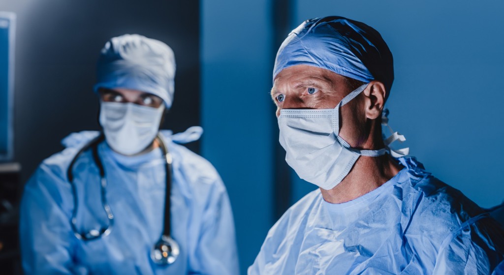 Konzentrierter Arzt im OP